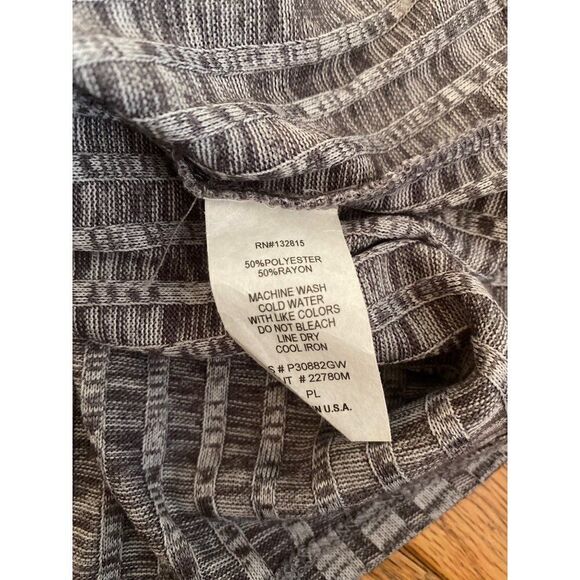 Bleeker & McDougal, women's embellished grey short sleeve blouse size PL - Picture 4 of 7